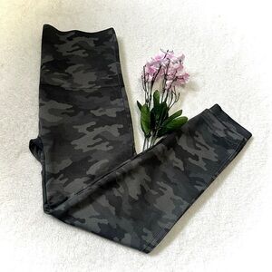 SPANX Seamless Camouflage Cropped Leggings - Large